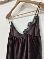 Load image in the gallery viewer,Top assimétrico de veludo c/ renda MARGOT
