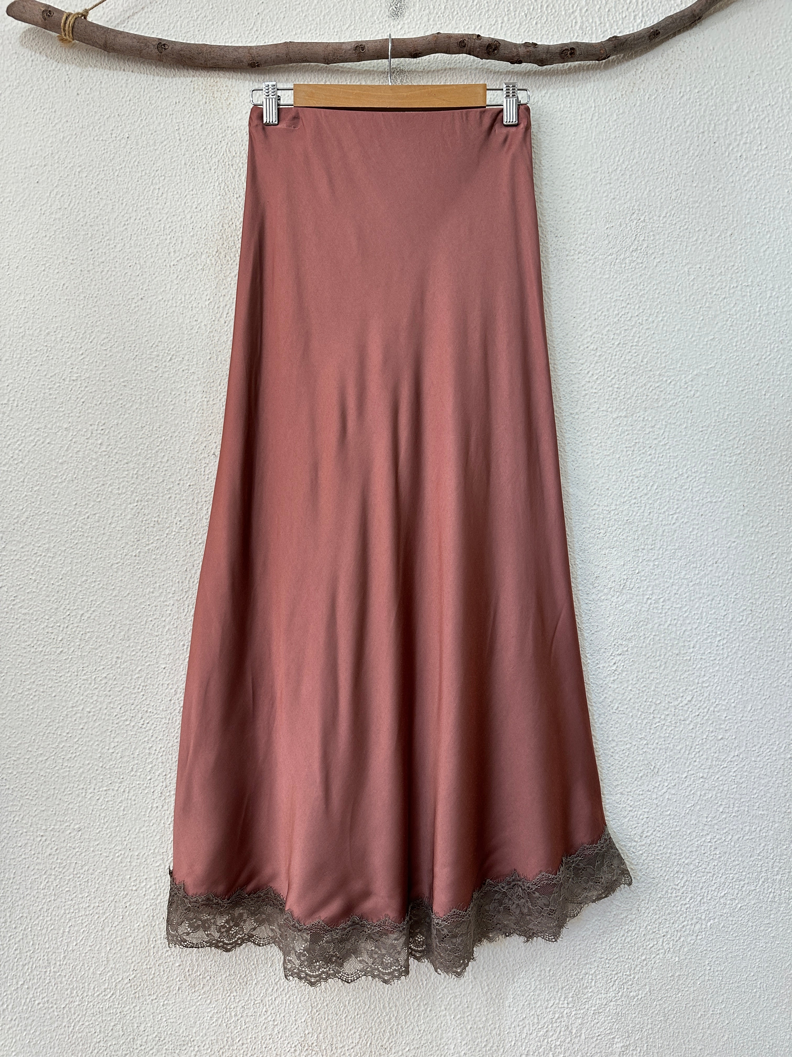 Saia em cetim c/ renda SOPHISTICATED