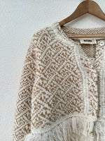 Load image in the gallery viewer,Casaco de malha c/franjas GOYA
