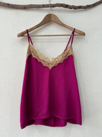 Load image in the gallery viewer,Top acetinado c/ renda FAYE
