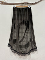 Carregar imagem no visualizador da galeria, Saia em veludo cristal c/renda AMETHYST
