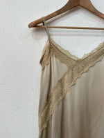 Load image in the gallery viewer,Túnica assimétrica em cetim c/ renda SOPHISTICATED
