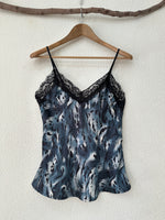 Load image in the gallery viewer,Top acetinado c/ renda ARCTIC
