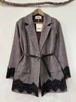 Load image in the gallery viewer,Blazer em fazenda espinhada c/ renda STRACCIATELLA
