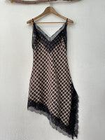 Carregar imagem no visualizador da galeria, Vestido assimétrico de flanela c/ renda YOHANNA
