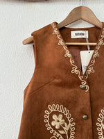 Load image in the gallery viewer,Colete efeito suede bordado WENDY
