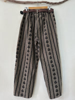 Load image in the gallery viewer,Calças em microbombazina bordadas CAMILLE
