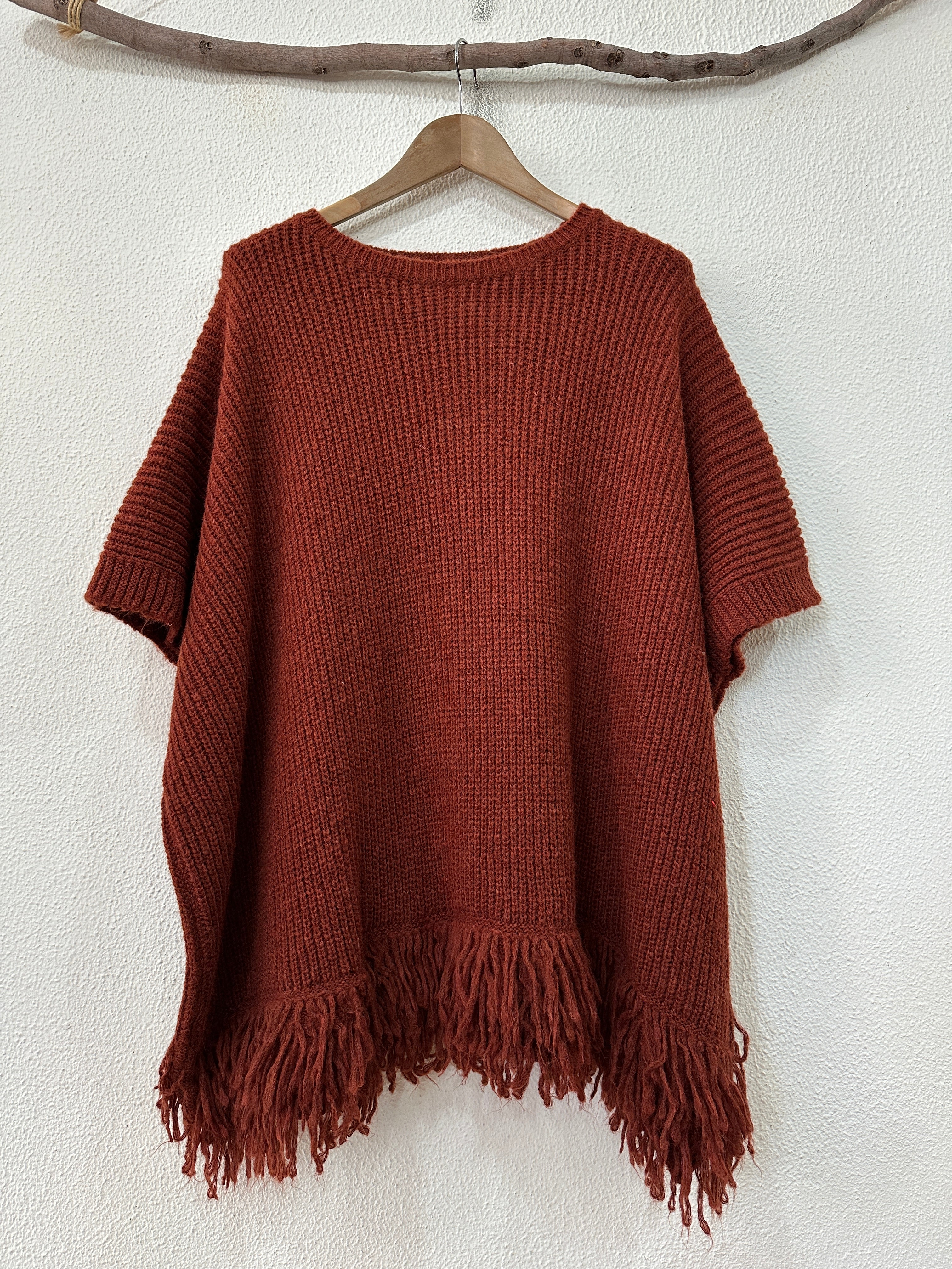 Poncho em malha c/franjas CALÍOPE