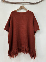 Carregar imagem no visualizador da galeria, Poncho em malha c/franjas CALÍOPE
