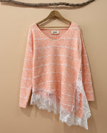 Chargez l'image dans la visionneuse de la galerie,Camisola de malha assimétrica c/ renda PEACHY
