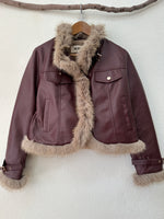 Load image in the gallery viewer,Blusão em ecopele c/ forro de pelo MILAN
