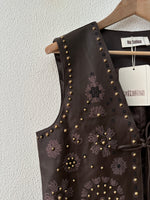 Load image in the gallery viewer,Colete em ecopele bordado WOODSTOCK
