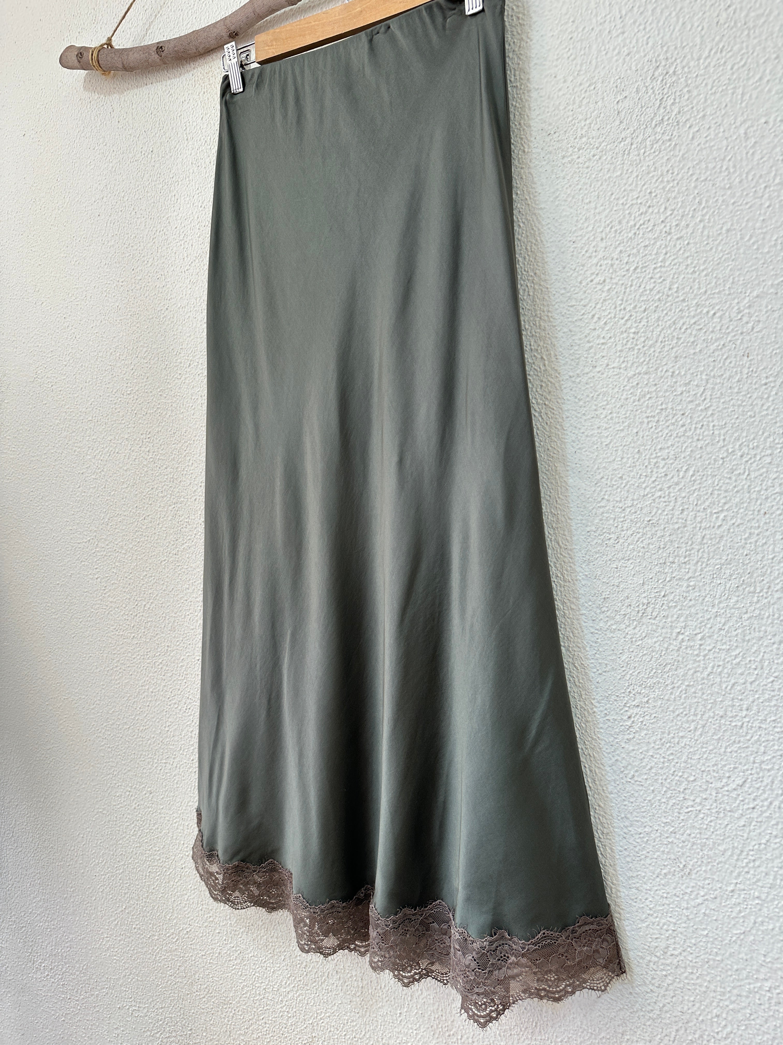 Saia em cetim c/ renda SOPHISTICATED