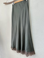 Load image in the gallery viewer,Saia em cetim c/ renda SOPHISTICATED
