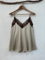 Load image in the gallery viewer,Top de cetim c/ renda SOPHISTICATED
