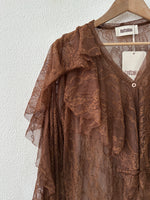 Load image in the gallery viewer,Camisa em renda c/ folhos MARGARETTE
