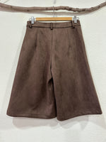 Carregar imagem no visualizador da galeria, Bermudas efeito camurça BUNCHEN
