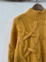 Load image in the gallery viewer,Camisola de malha c/ torcidos ZLATA
