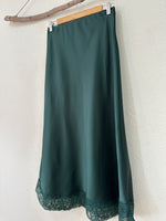 Load image in the gallery viewer,Saia acetinada c/ renda e corte em viés EMMA
