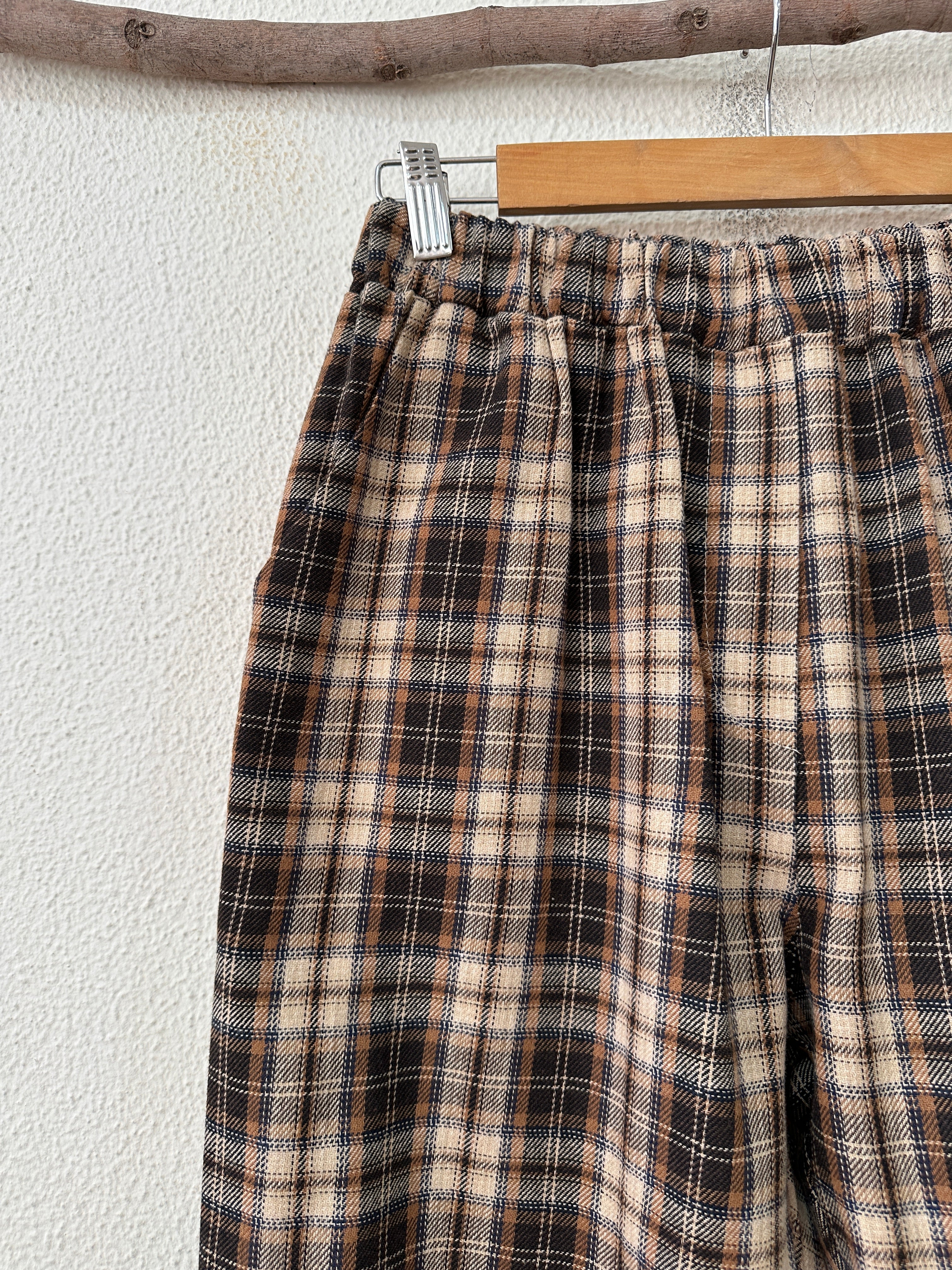 Calças comfort fit em flanela c/ bolsos MILLIE