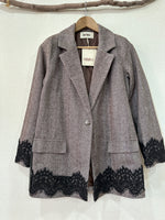 Load image in the gallery viewer,Blazer em fazenda espinhada c/ renda STRACCIATELLA

