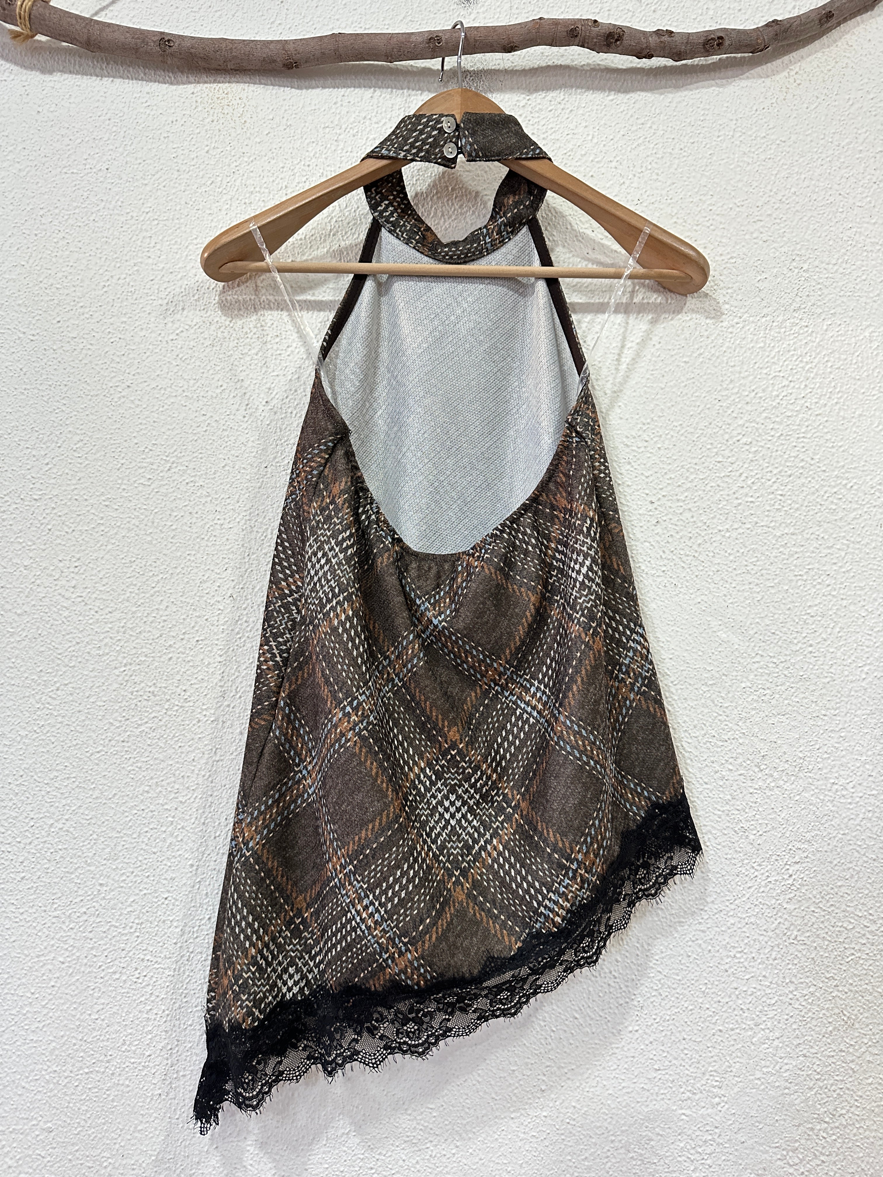 Top assimétrico em malha c/ decote halter e renda MEREDITH