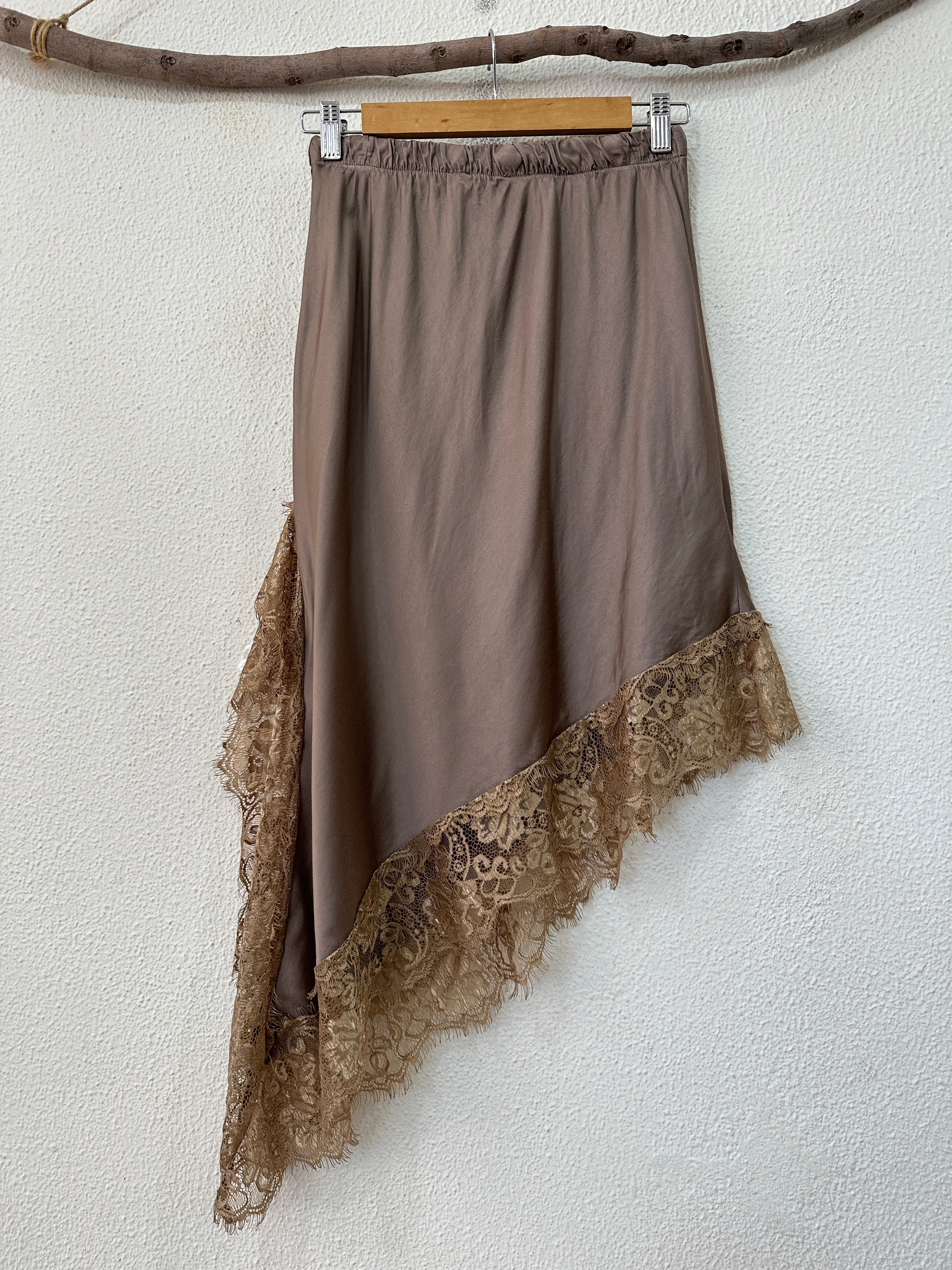 Saia em cetim assimétrica c/ renda SOPHISTICATED