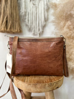 Carregar imagem no visualizador da galeria, Clutch em pele c/tachas ROMINA
