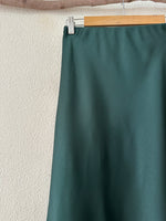 Load image in the gallery viewer,Saia acetinada c/ renda e corte em viés EMMA
