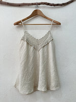 Carregar imagem no visualizador da galeria, Top em linho c/renda e corte em viés RIVIERA
