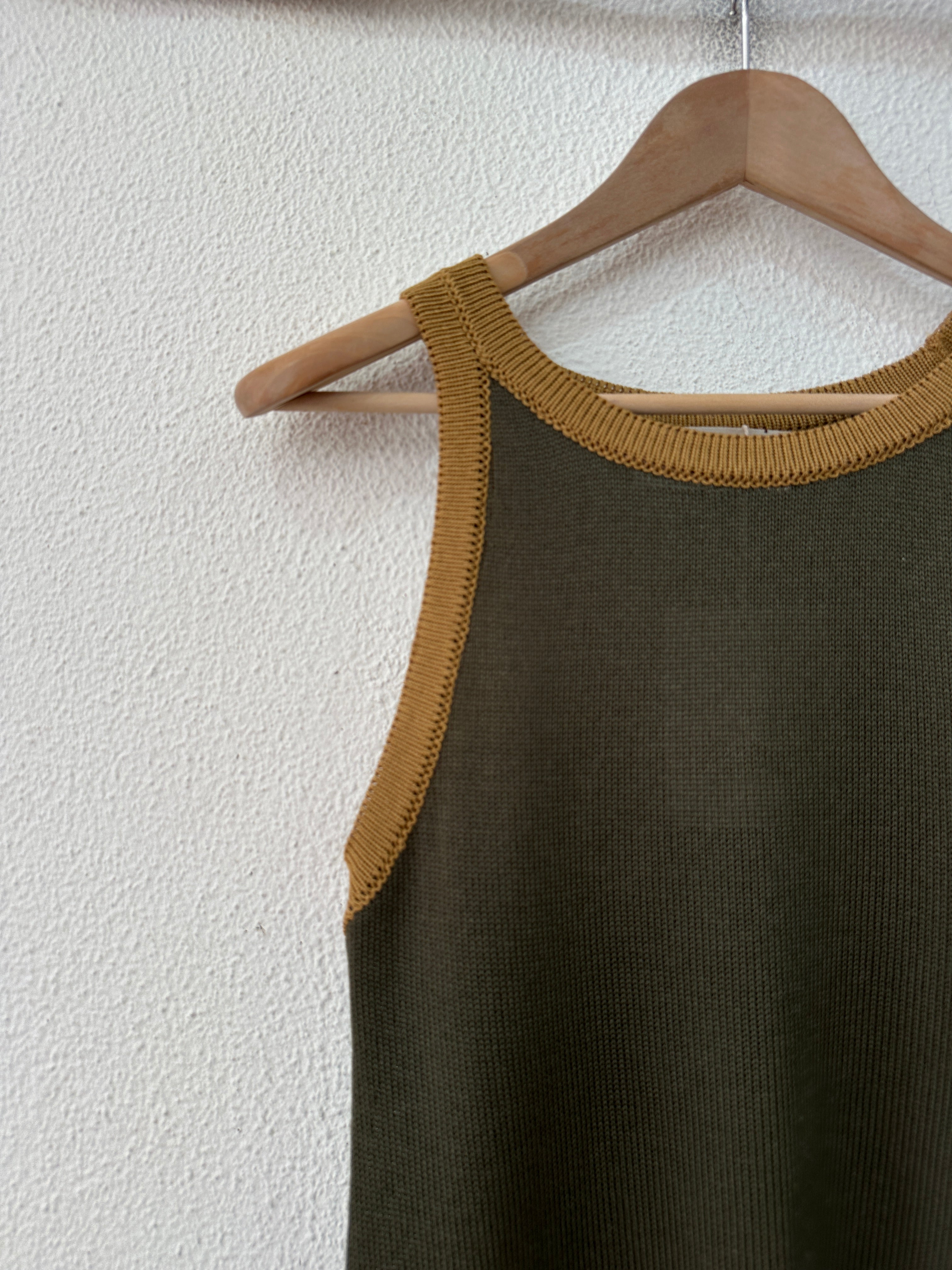 Top de malha em contraste EVIE