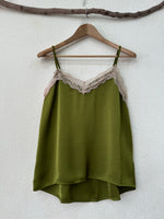 Carregar imagem no visualizador da galeria, Top acetinado c/ renda JENNIFER
