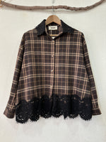 Load image in the gallery viewer,Camisa em flanela c/ renda YOKO
