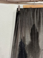 Carregar imagem no visualizador da galeria, Saia em veludo cristal c/renda AMETHYST
