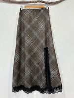 Carregar imagem no visualizador da galeria, Saia evasê em malha c/ recorte e renda MEREDITH
