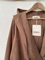 Load image in the gallery viewer,Bomber cruzado c/capuz em suede CHIOMA
