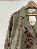 Carregar imagem no visualizador da galeria, Casaco efeito suede bordado AXEL
