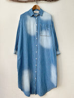 Load image in the gallery viewer,Vestido-camiseiro denim c/tachas DALLAS
