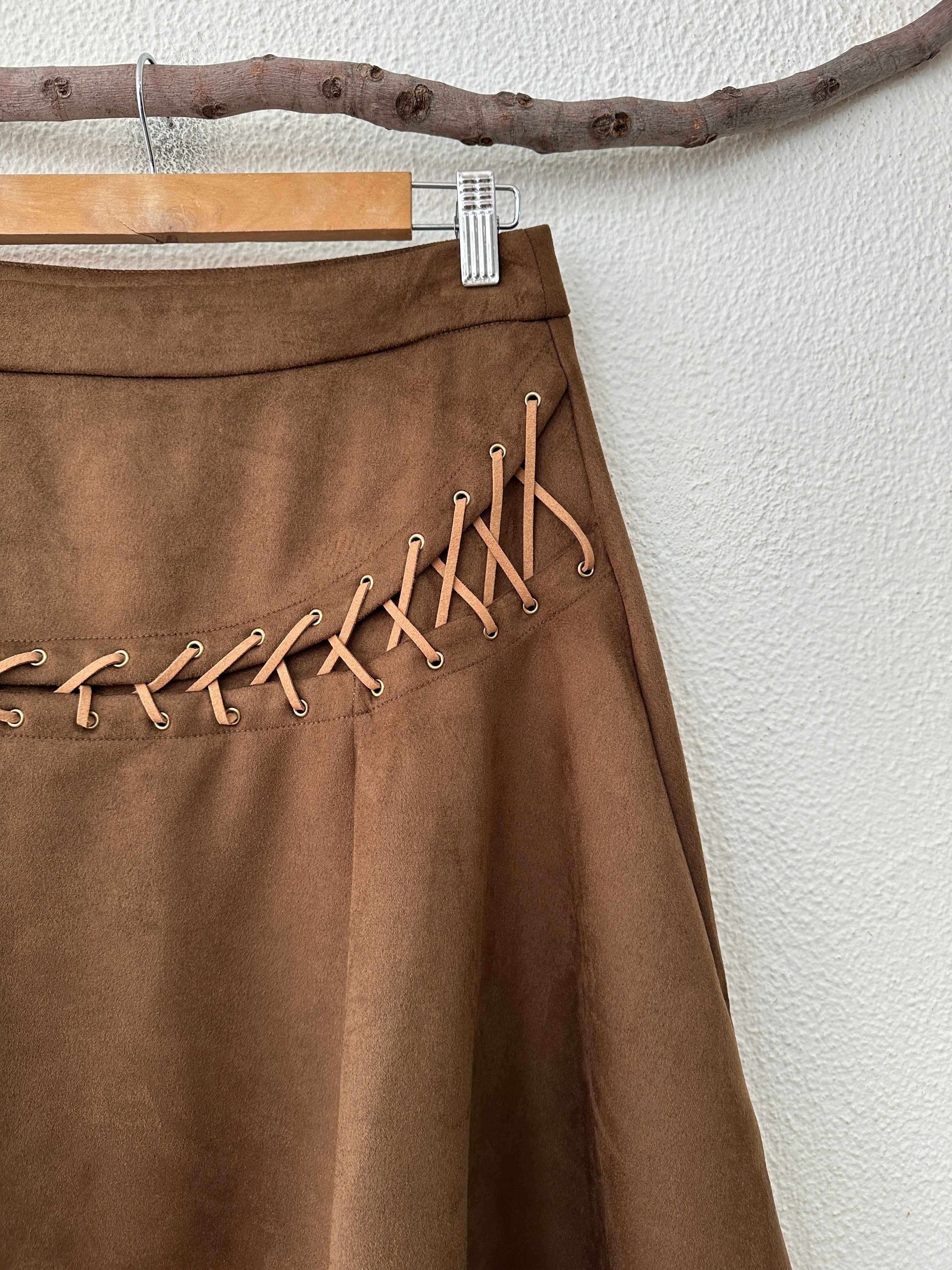 Saia em camurça sintética assimétrica OKLAHOMA