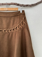 Load image in the gallery viewer,Saia em camurça sintética assimétrica OKLAHOMA
