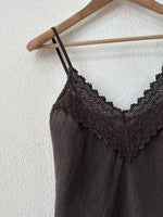 Carregar imagem no visualizador da galeria, Top em linho c/renda e corte em viés RIVIERA
