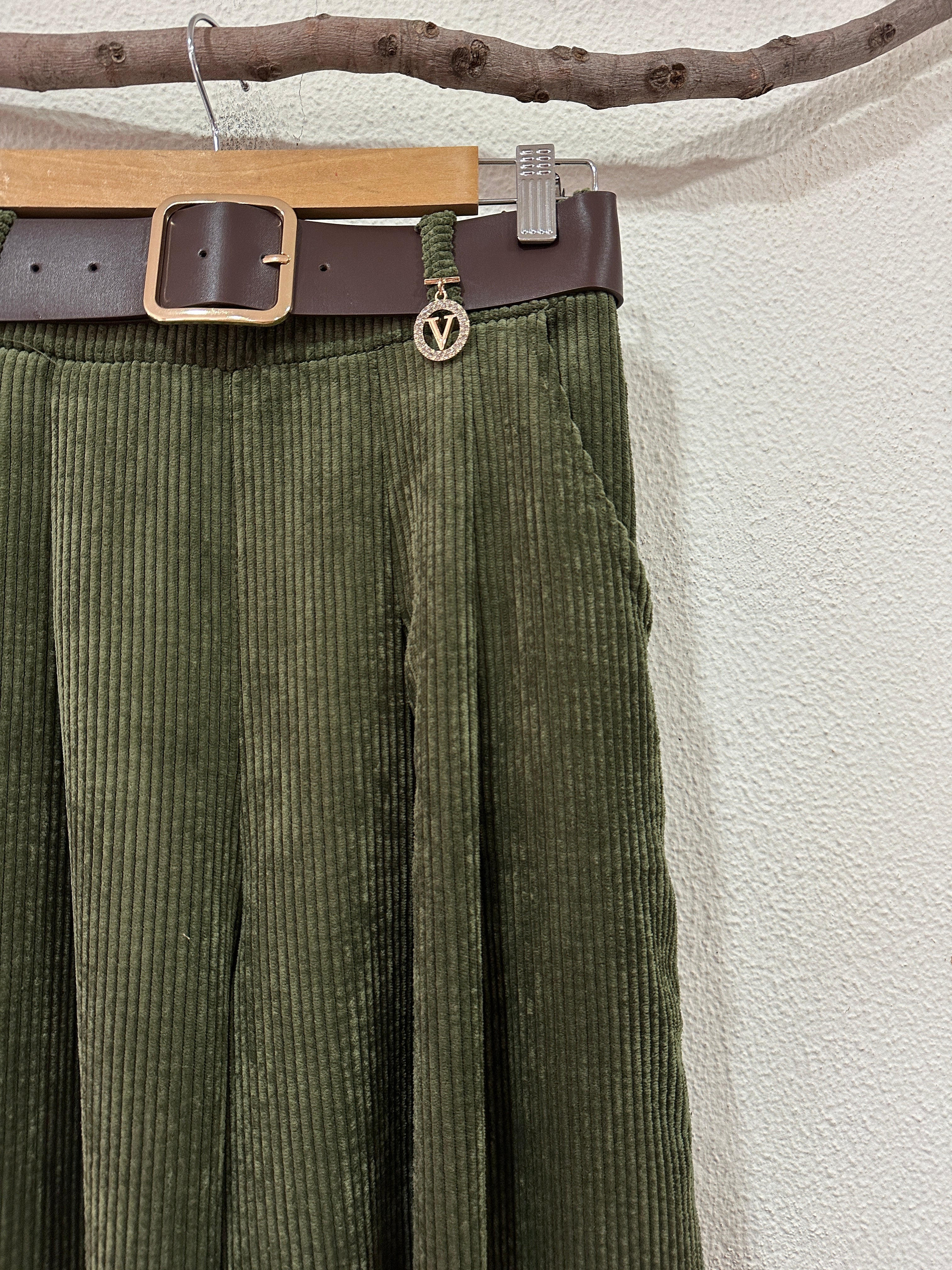 Calças maleáveis tipo bombazina c/cinto EUCALIPTUS