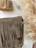 Carregar imagem no visualizador da galeria, Mala em camurça com franjas RAVENA
