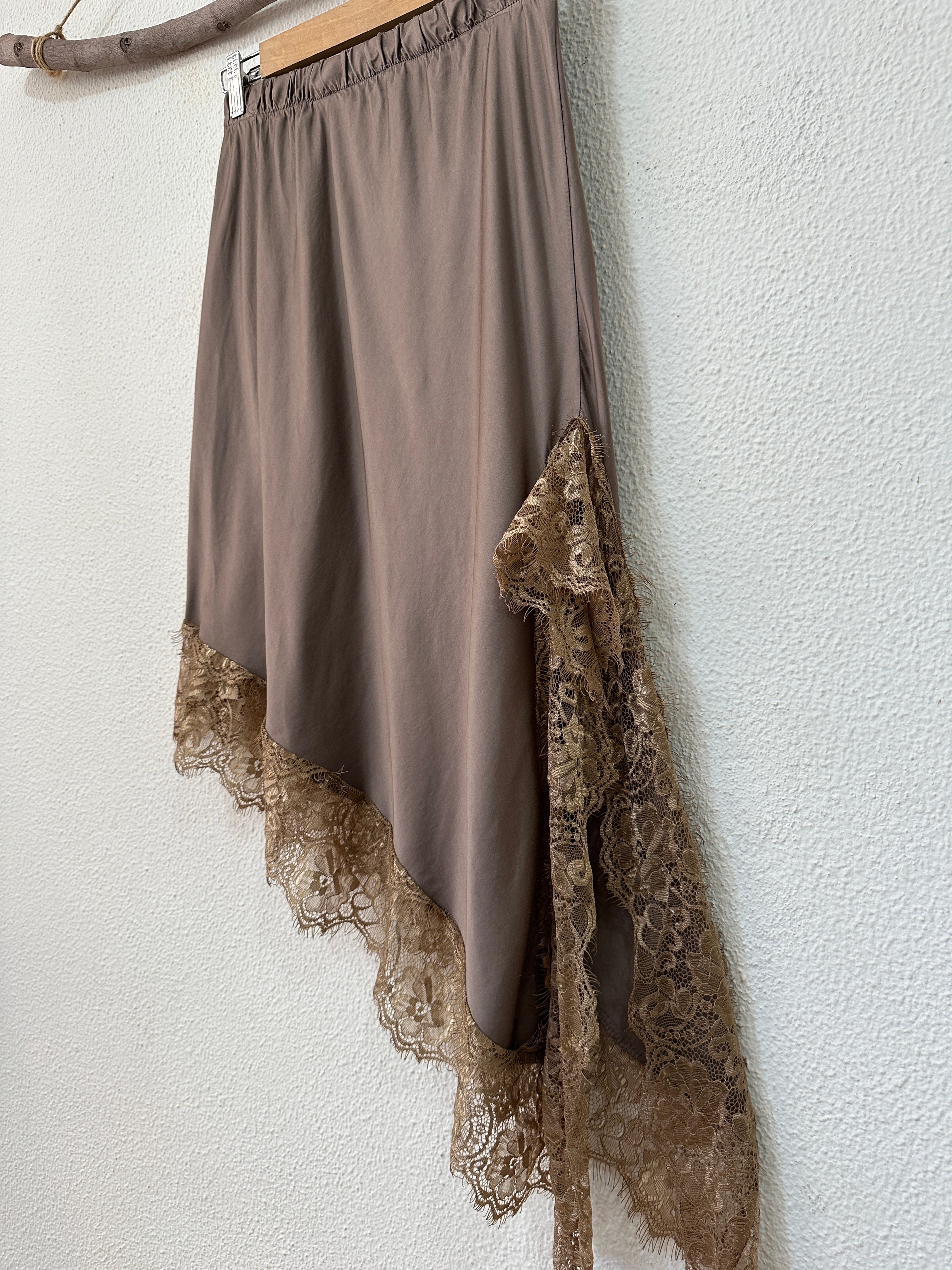 Saia em cetim assimétrica c/ renda SOPHISTICATED