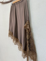 Load image in the gallery viewer,Saia em cetim assimétrica c/ renda SOPHISTICATED
