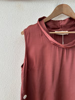 Load image in the gallery viewer,Top acetinado c/ botões GRAFF
