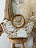Carregar imagem no visualizador da galeria, Cesta em verga c/renda CAETANA
