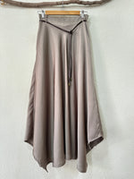 Load image in the gallery viewer,Saia assimétrica em cetim c/bolsos VICTORIA
