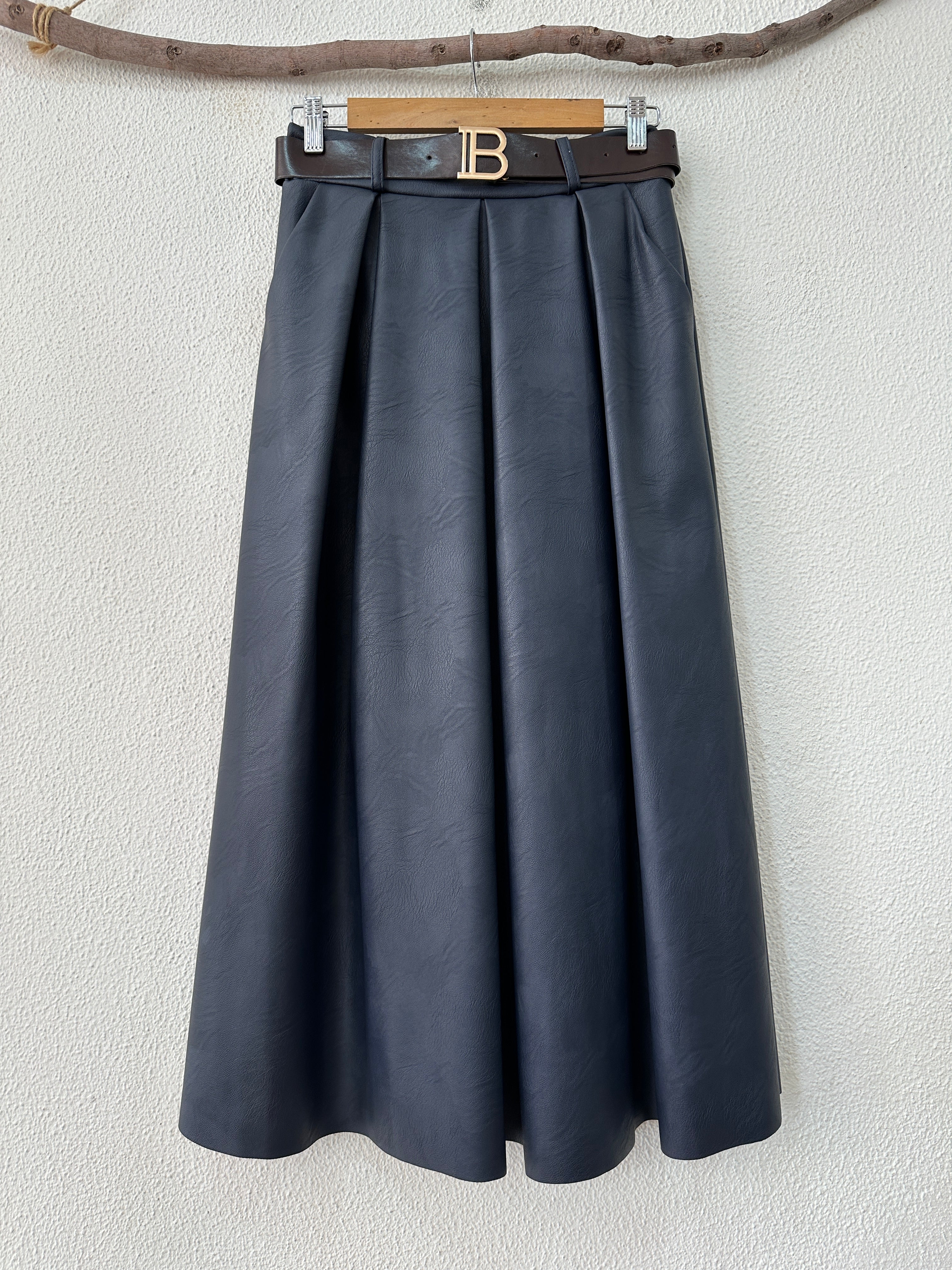 Saia em ecopele c/bolsos BRUNI