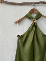 Chargez l'image dans la visionneuse de la galerie,Vestido acetinado c/ decote em halter e acessório HYPNOSIS
